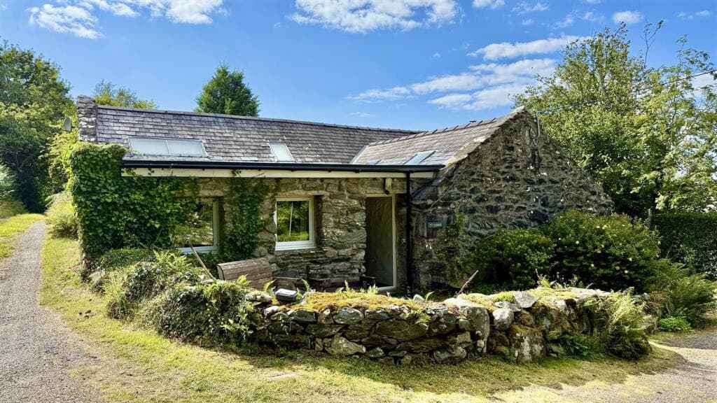 2 bedroom detached house for sale in Llanbedr, LL45