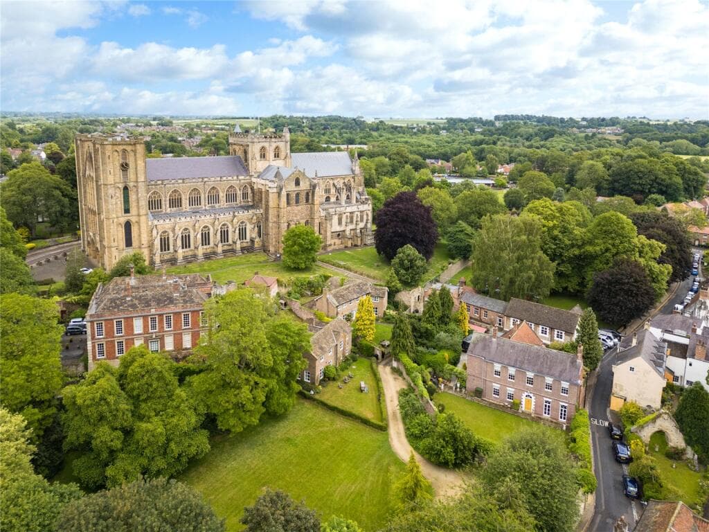 6 bedroom detached house for sale in High St. Agnesgate, Ripon, North Yorkshire, HG4