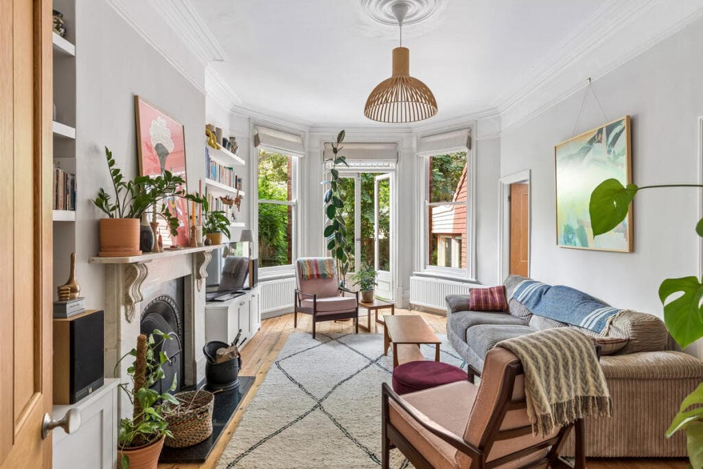 2 bedroom flat for sale in Grove Road, London, NW2