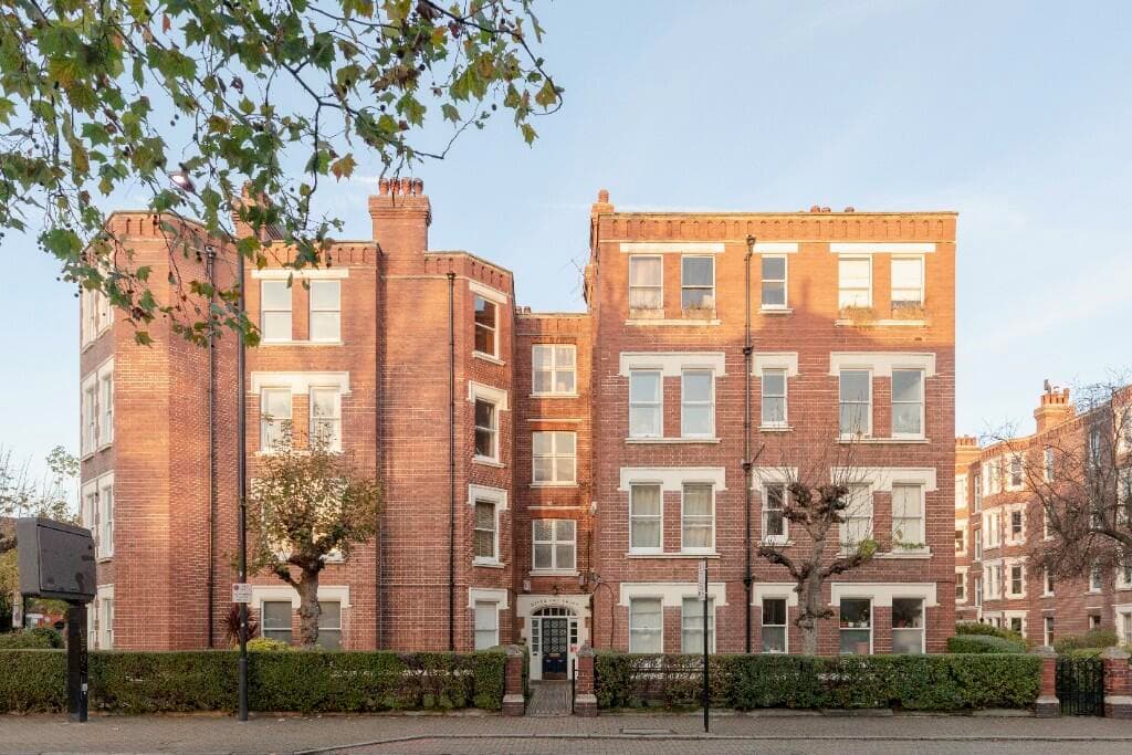 2 bedroom flat for sale in Camberwell New Road, Camberwell, SE5