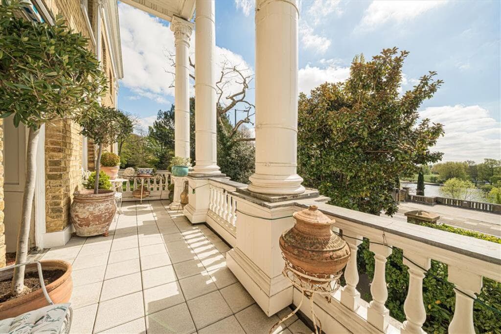 2 bedroom flat for sale in Hampton Court Road, Hampton, TW12