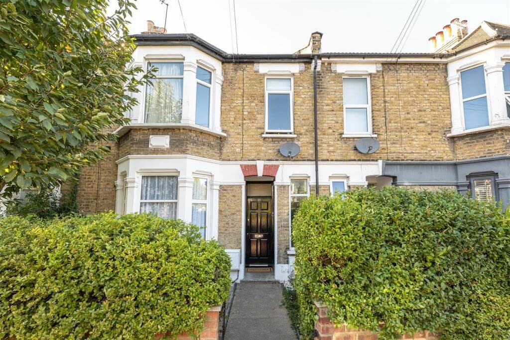 3 bedroom flat for sale in Morley Road, Leyton, E10