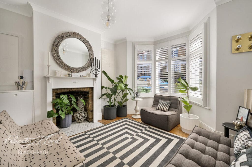 4 bedroom terraced house for sale in Nithdale Road, London, SE18