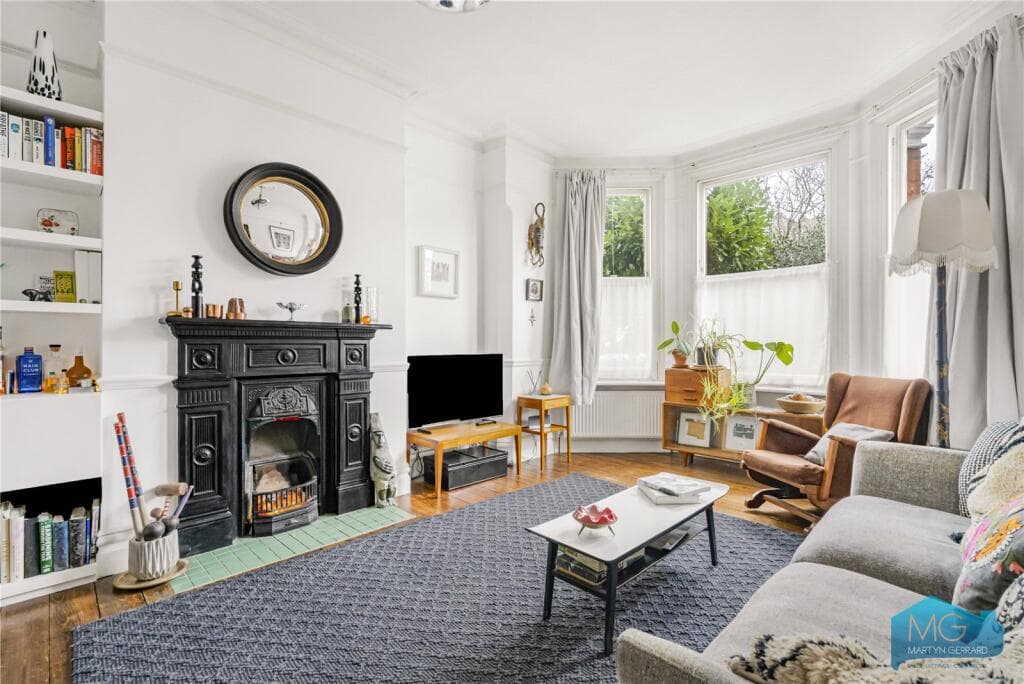 3 bedroom terraced house for sale in Station Road, Finchley, London, N3