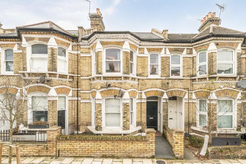 2 bedroom flat for sale in Ballater Road, Brixton, SW2