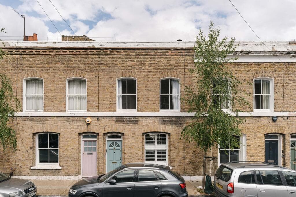 2 bedroom terraced house for sale in Baxendale Street, Jesus Green E2