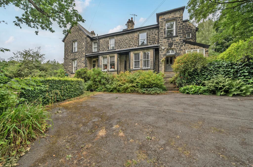 2 bedroom flat for sale in Newlay Lane, Horsforth, Leeds, West Yorkshire, LS18