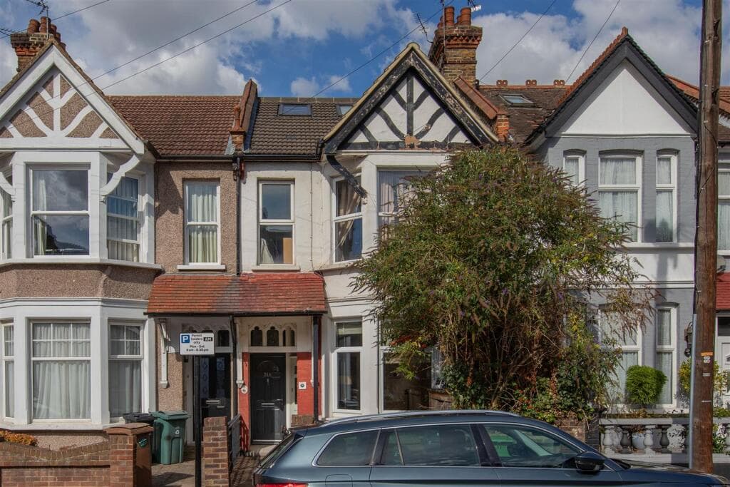 2 bedroom flat for sale in Lyndhurst Drive, Leyton, E10