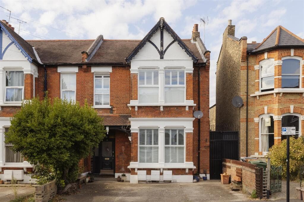 2 bedroom flat for sale in Chadwick Road, Leytonstone, E11