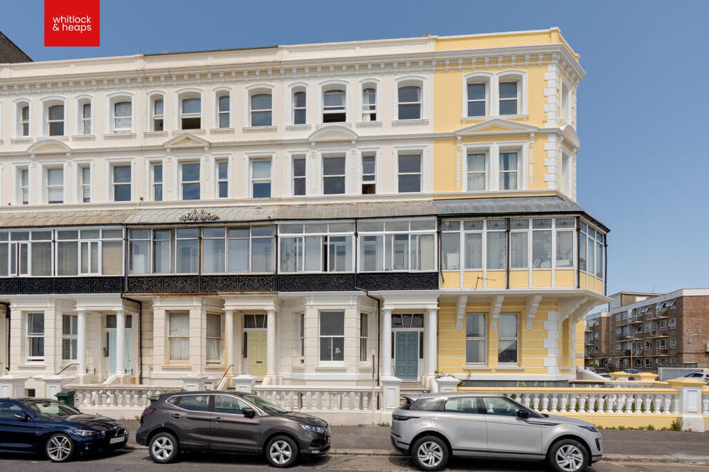 2 bedroom flat for sale in Kingsway, Hove, BN3
