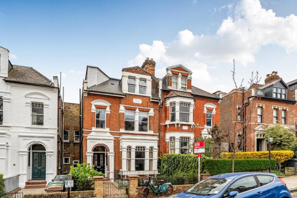 2 bedroom flat for sale in Albany Road, Stroud Green, London, N4