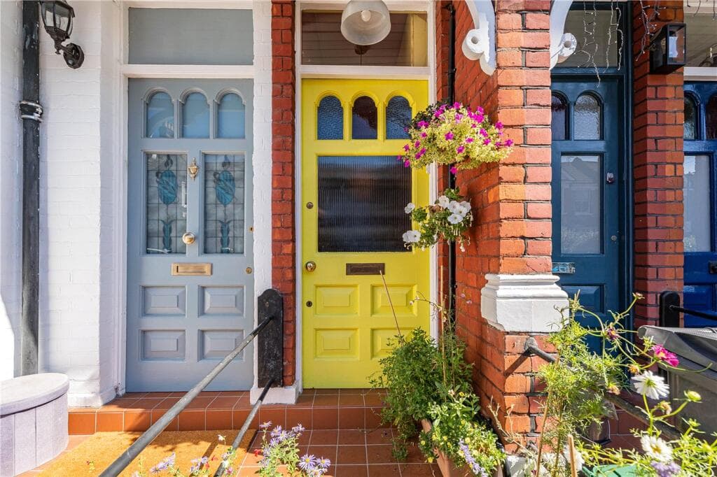 3 bedroom apartment for sale in North View Road, London, N8