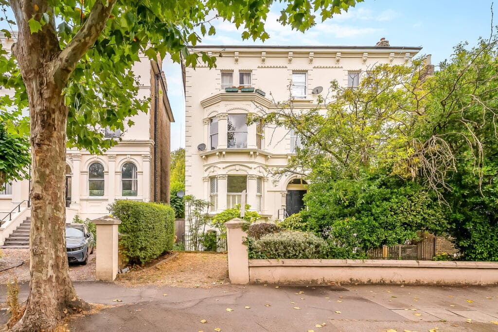 2 bedroom flat for sale in Wallis Court, Wickham Road, London SE4