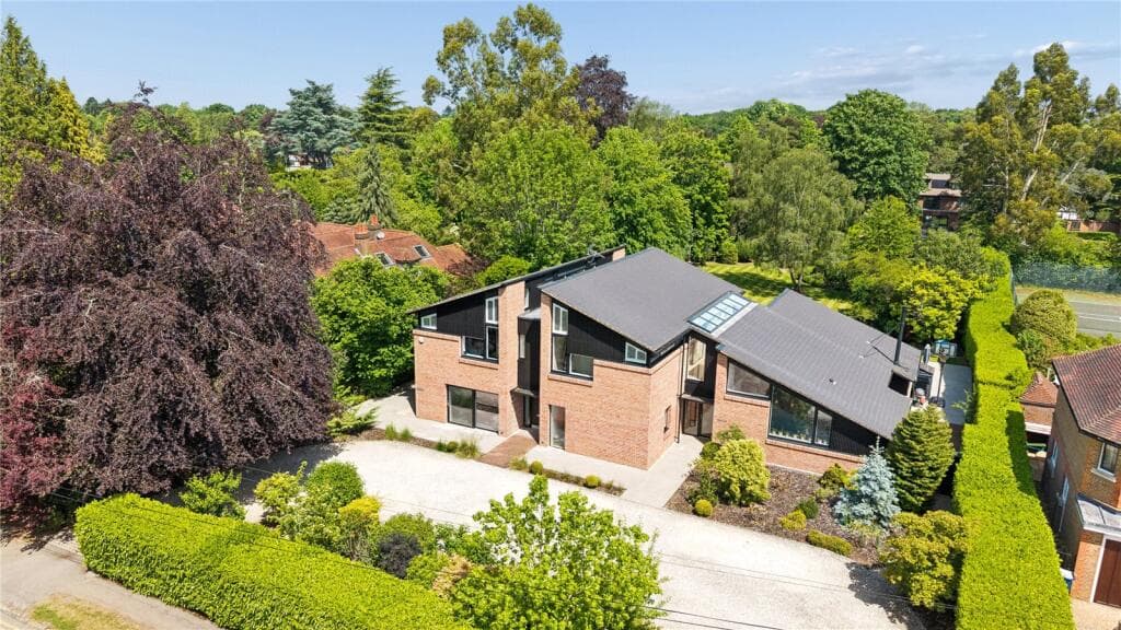 5 bedroom detached house for sale in Hervines Road, Amersham, Buckinghamshire, HP6