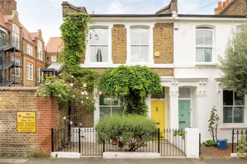 3 bedroom end of terrace house for sale in Appleby Road, Hackney, London, E8