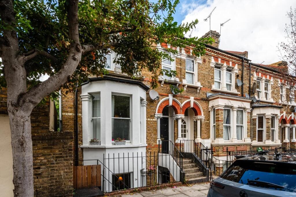 3 bedroom maisonette for sale in Colenso Road, E5