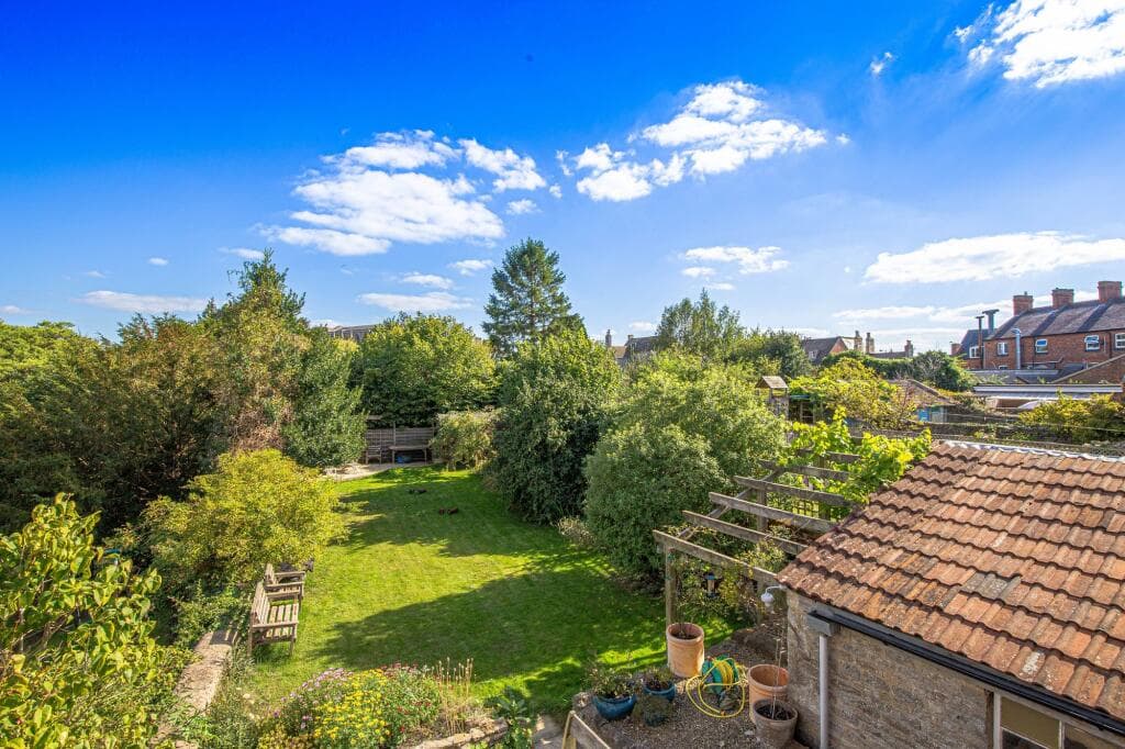 6 bedroom terraced house for sale in Gloucester Road, Malmesbury, SN16
