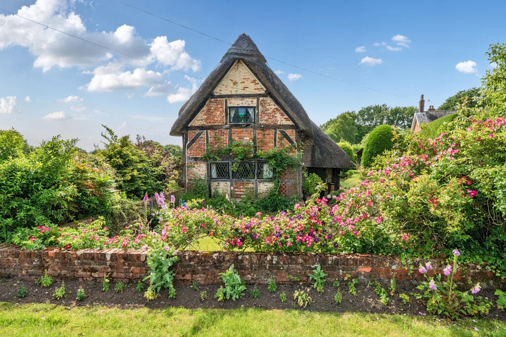 2 bedroom detached house for sale in Oakhanger Road, Oakhanger, GU35