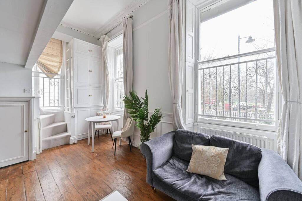 Studio flat for sale in Crescent Grove, Clapham Common South Side, London, SW4