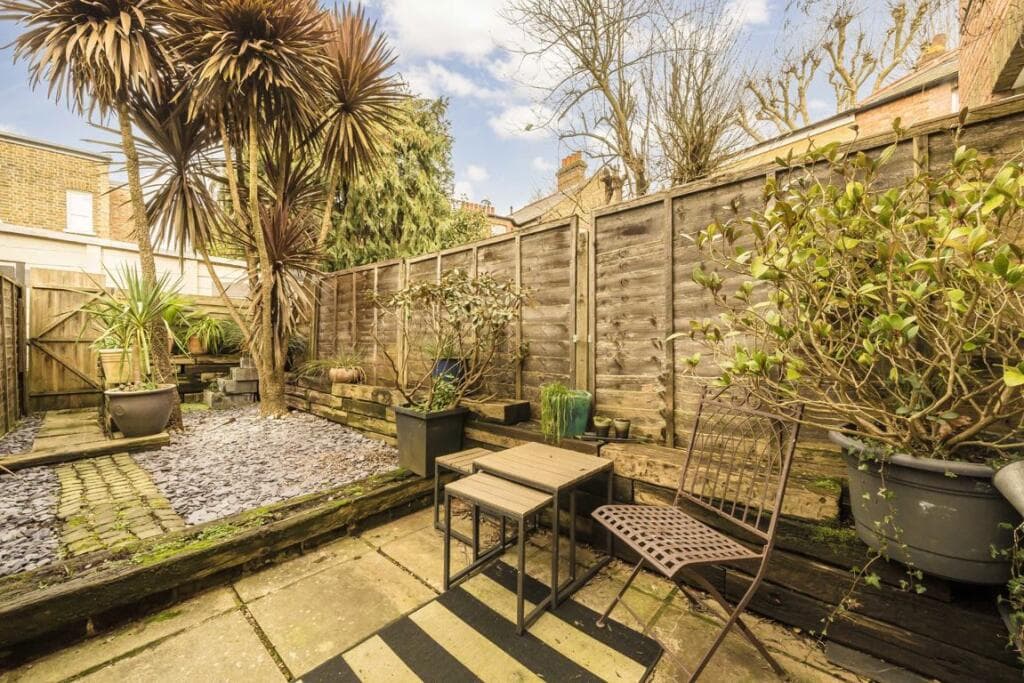 2 bedroom flat for sale in Newton Avenue, Acton, W3