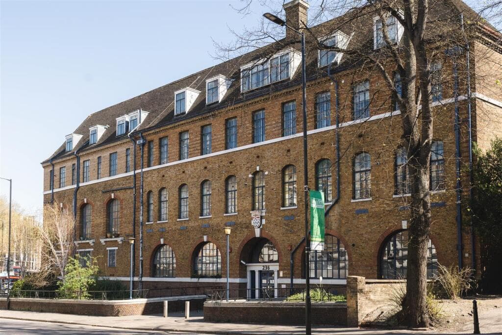 2 bedroom flat for sale in Institute Place, Hackney, E8