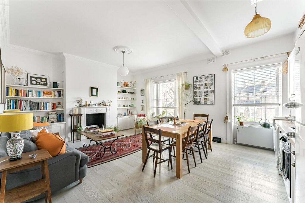 2 bedroom maisonette for sale in Victoria Park Road, London, E9