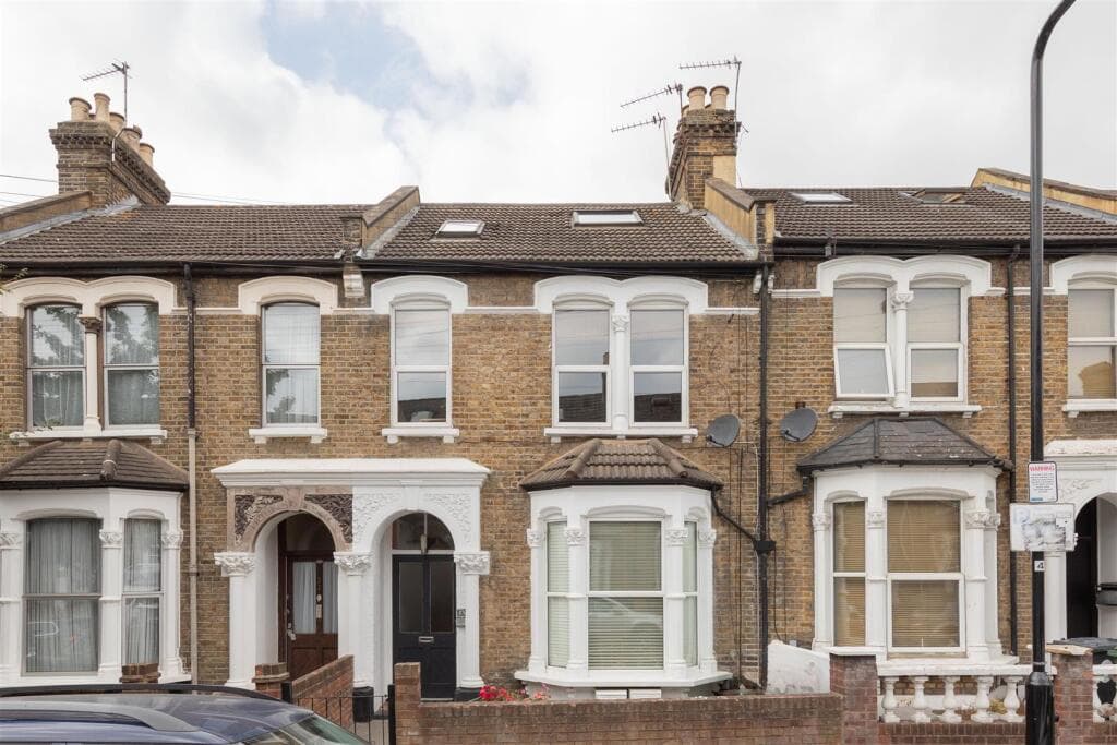2 bedroom flat for sale in Eastfield Road, Walthamstow, E17