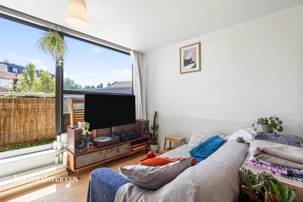 1 bedroom flat for sale in New Park Road, London, SW2