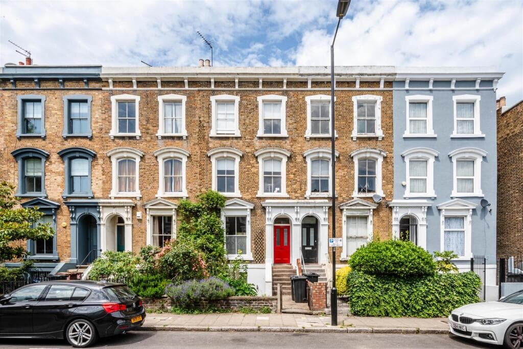 2 bedroom detached house for sale in Victoria Park Road, E9