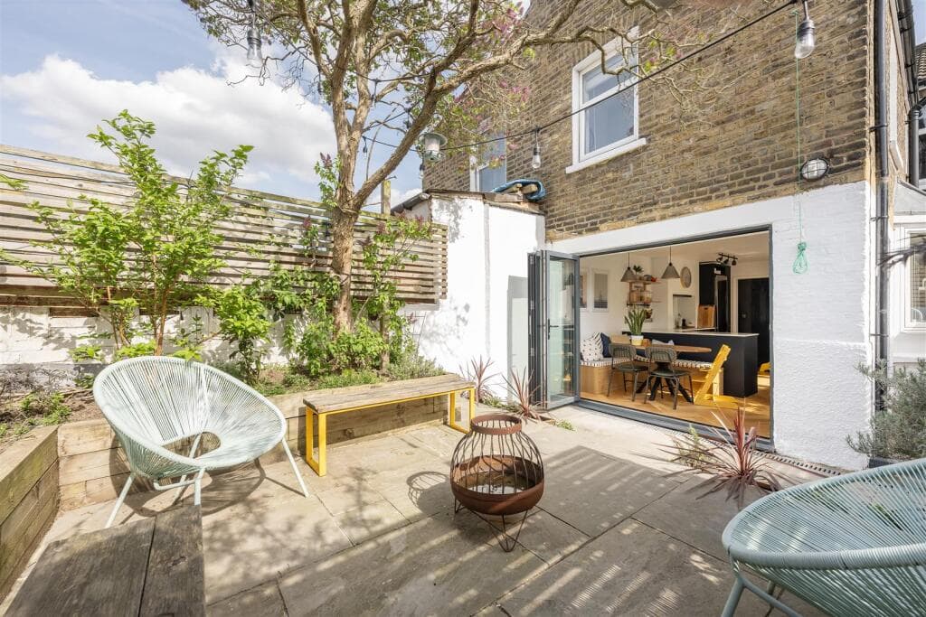 3 bedroom house for sale in Kingsland Road, Plaistow, E13