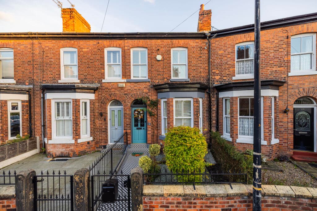 2 bedroom terraced house for sale in Victoria Drive, Sale, M33