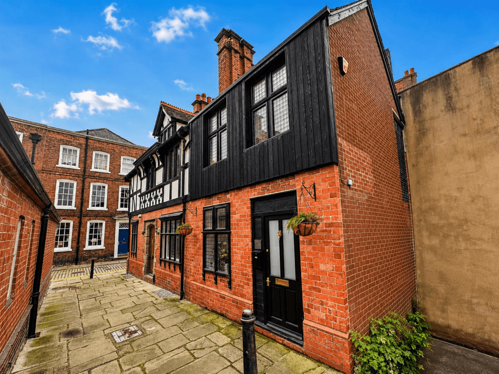 1 bedroom end of terrace house for sale in White Friars, Chester, CH1