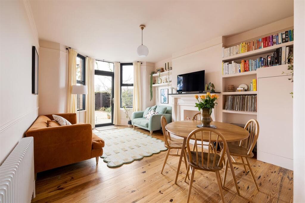 2 bedroom flat for sale in Beacontree Road, Leytonstone, E11