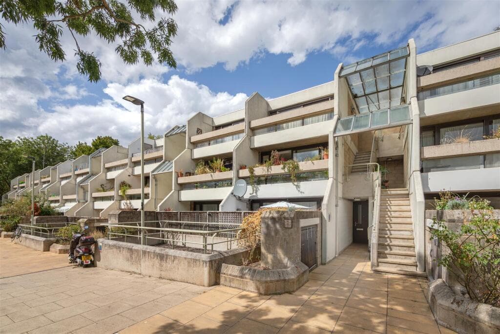 1 bedroom flat for sale in Lulot Gardens, Dartmouth Park, N19