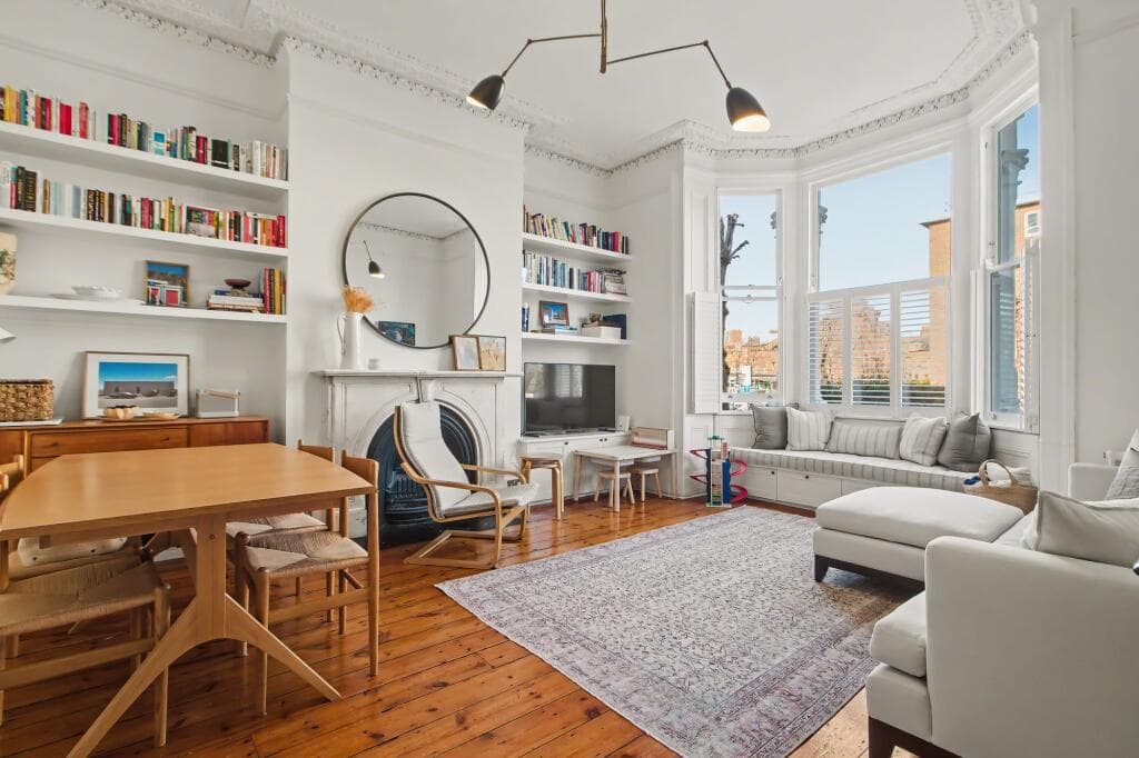 2 bedroom flat for sale in Queens Drive, London, N4