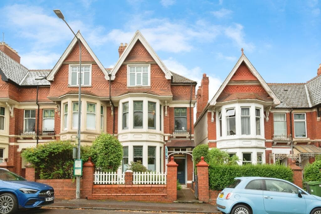 5 bedroom end of terrace house for sale in Pencisely Road, Cardiff, CF5