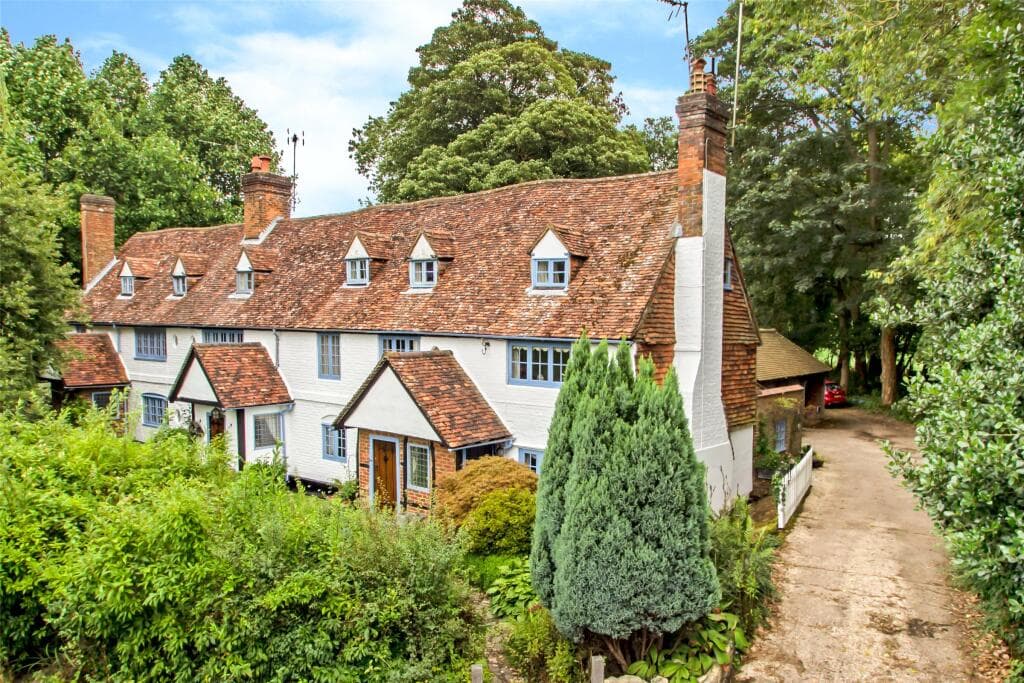 2 bedroom end of terrace house for sale in Squerryes Park Cottages, Goodley Stock Road, Westerham, TN16