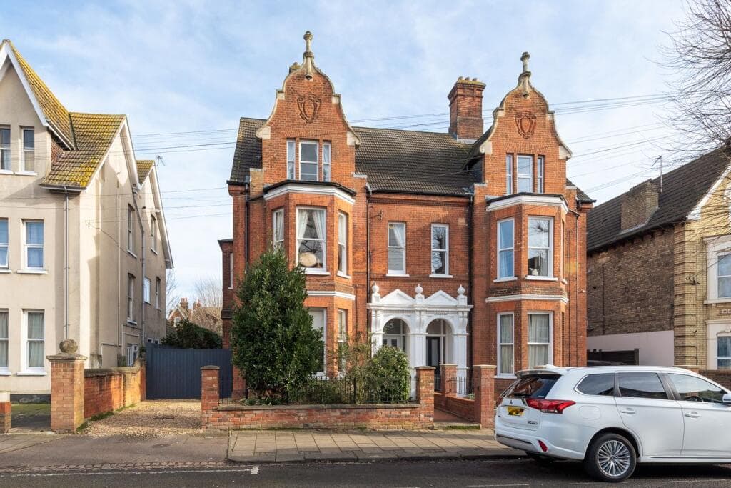 7 bedroom semi-detached house for sale in Chaucer Road, Bedford, MK40