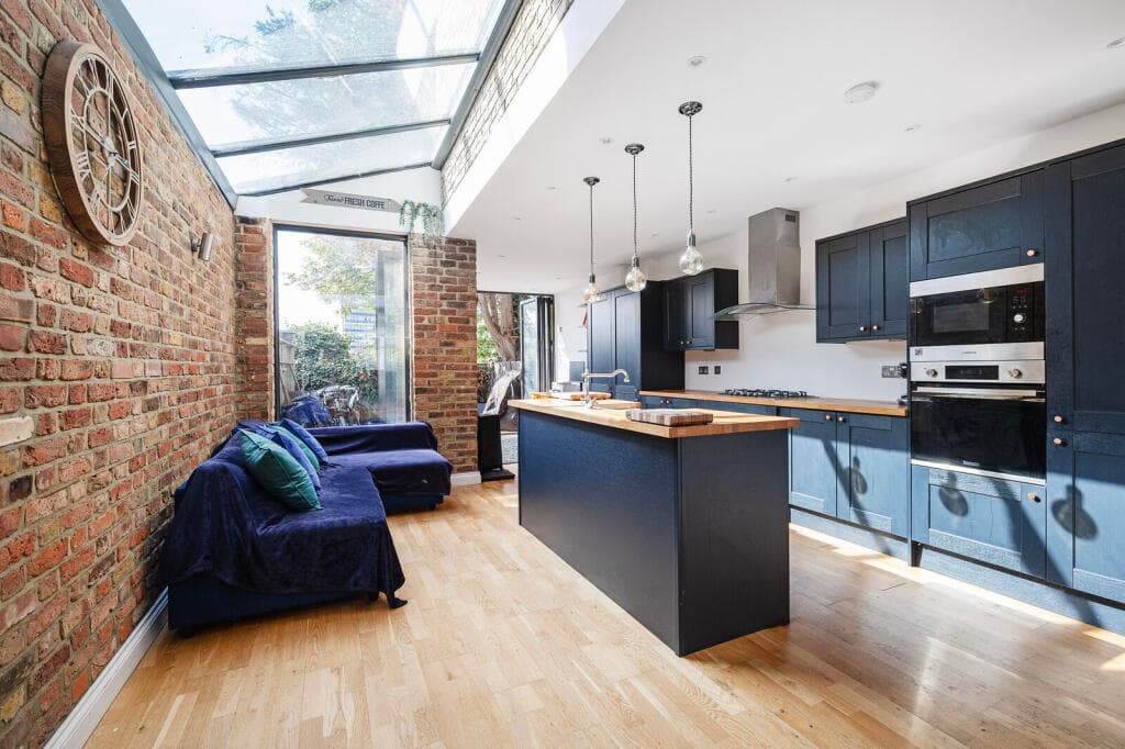 5 bedroom house for sale in Hassett Road, Homerton, London, E9