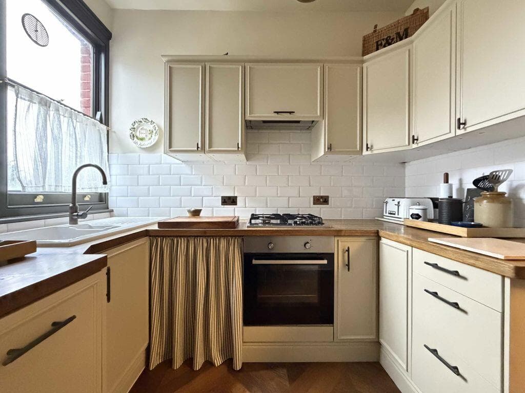 2 bedroom flat for sale in Harborough Road, Jacksons, SW16