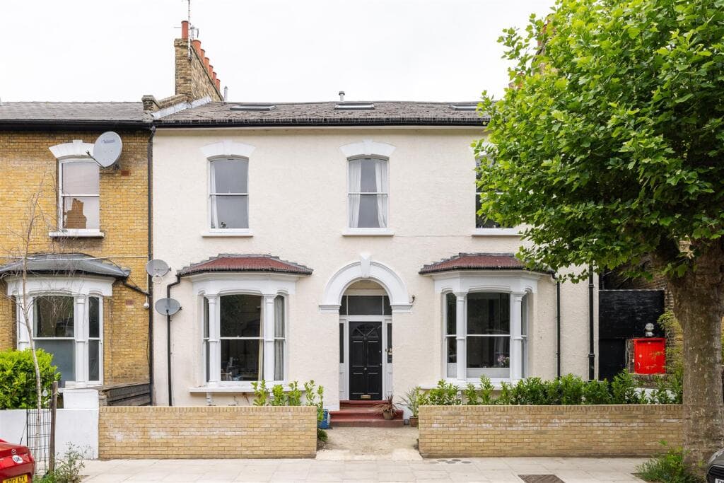 2 bedroom flat for sale in Goulton Road, Hackney, E5