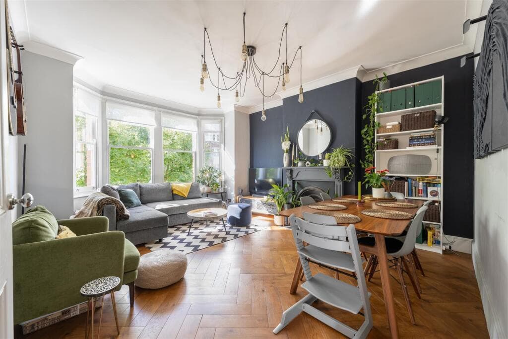 3 bedroom flat for sale in Churchfields, South Woodford, E18