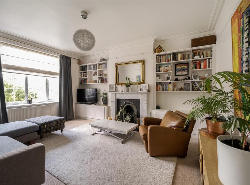 2 bedroom flat for sale in Chatsworth Road, London NW2