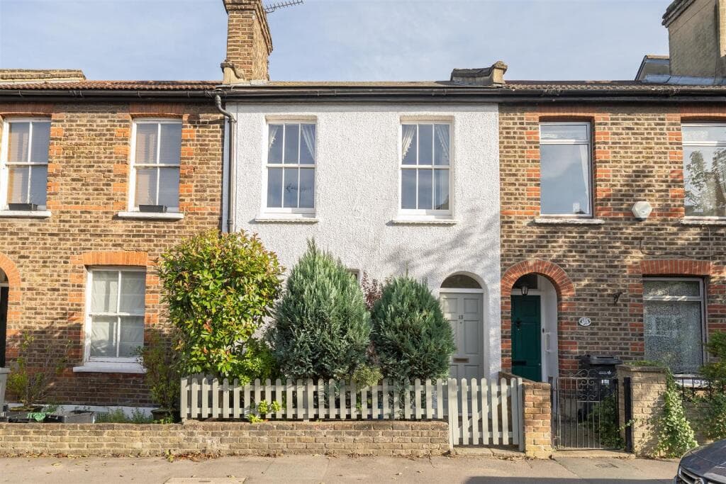 2 bedroom house for sale in Cowley Road, Wanstead, E11