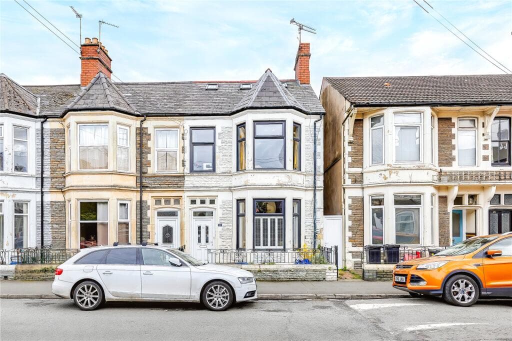 4 bedroom end of terrace house for sale in Moorland Road, Splott, Cardiff, CF24