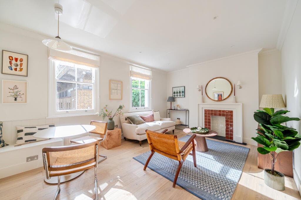 2 bedroom flat for sale in Pembroke Road, London, W8