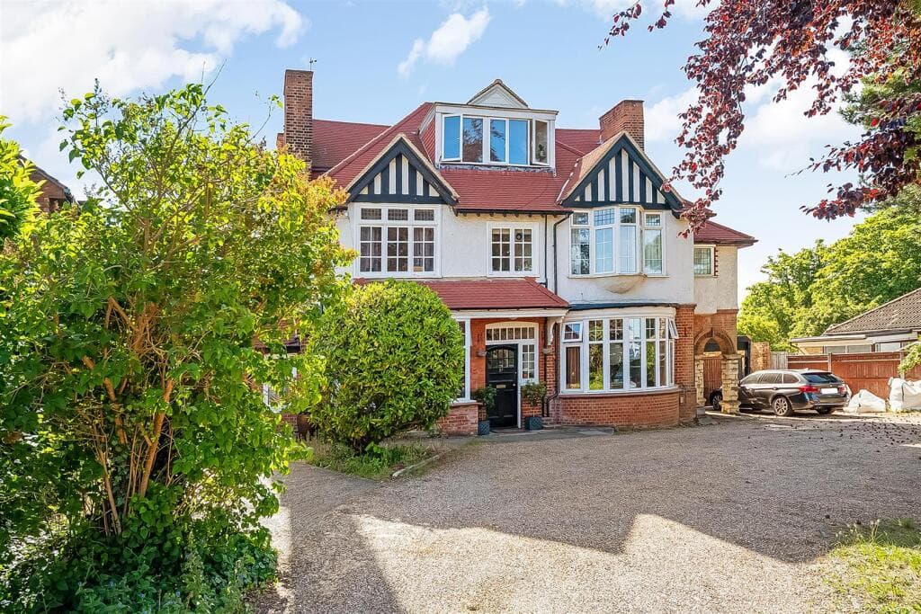 1 bedroom apartment for sale in Plough Lane, Purley, CR8