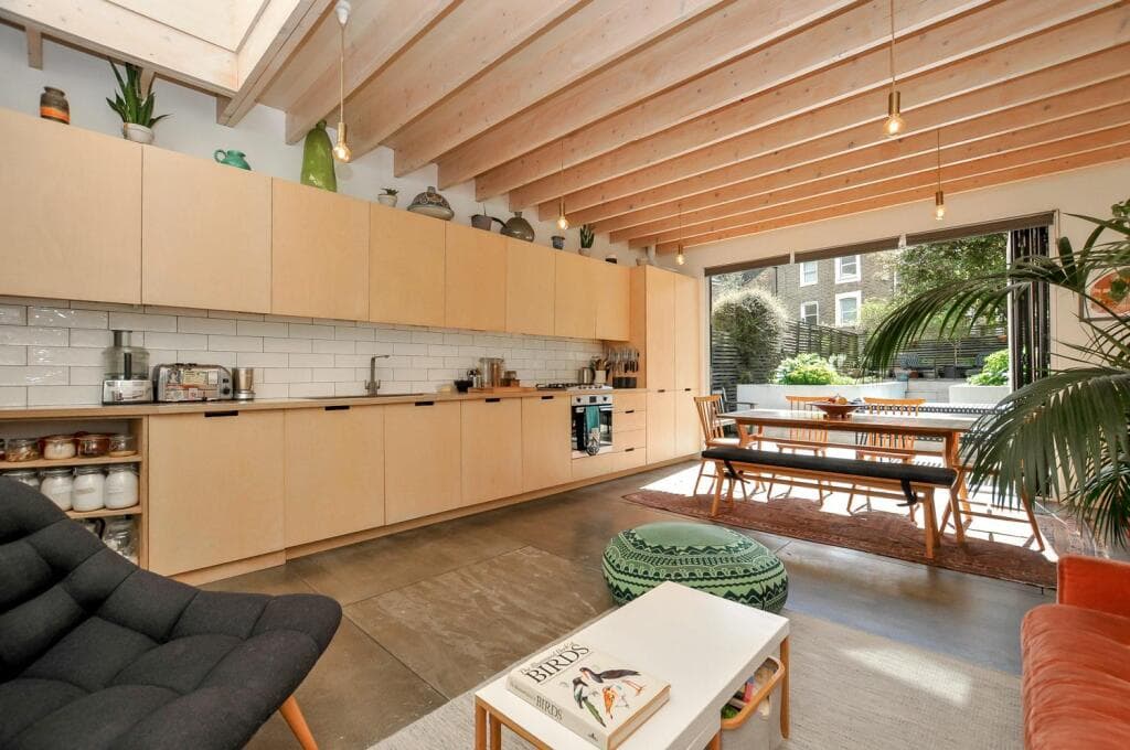 2 bedroom flat for sale in Amhurst Road, N16