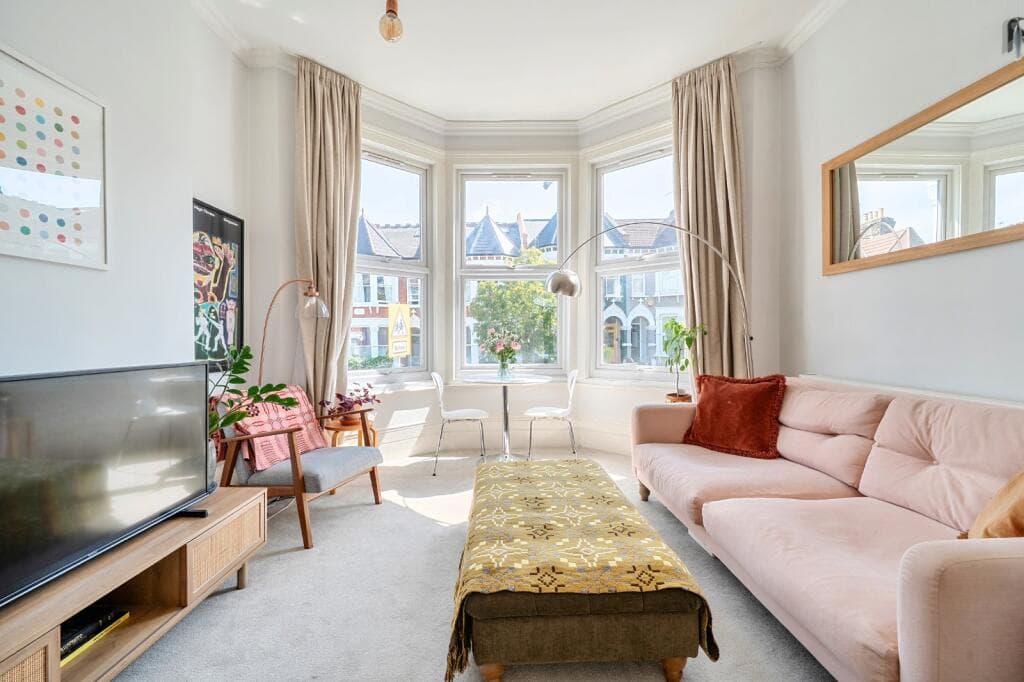 2 bedroom flat for sale in Pemberton Road, London, N4