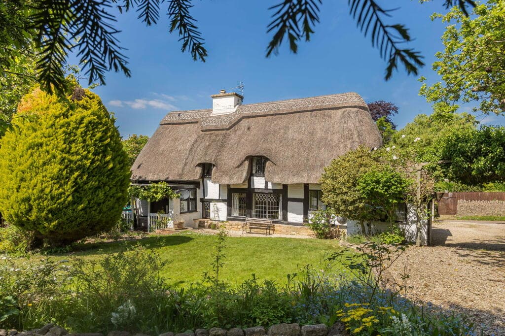 4 bedroom cottage for sale in Southam, GL52